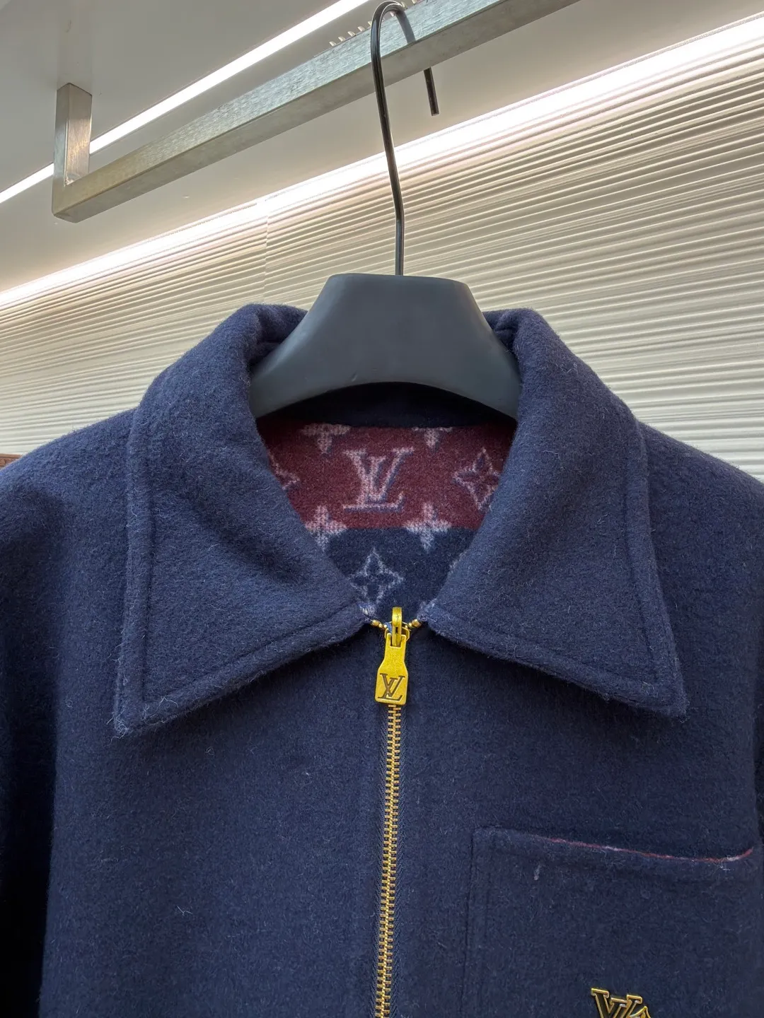 LOUIS VUITTON double-sided workwear wool jacket ●Original version: purchased and developed for 30,000 ●Item number: 1682367-E65 ●Fabric: sheep wool fabric ●Technology: jacquard production ●Color: red and blue ●Version: fitted version ●Weight: about 925 grams ●Size: 44-46-48-50 ●Description: Customized luxurious and soft double-woven high-density cashmere silk cloth (sheep wool content is up to 90%) Rough but soft, solid and fluffy, like clouds wrapped in the warm winter sun, using a color rebellion to redefine the luxury logic of double-wearing. On the one hand, there is untamed fantasy. Red and blue tear wild tension on the wool fabric. The Monogram presbyopia is disassembled and reorganized, allowing the century-old totem to continue to burn in the contemporary context. On the other hand, it is plain ambition. Only a metal LV logo is embellished on the breast pocket. With a crisp silhouette and delicate texture, it silently declares that luxury never needs to be printed all over. The aura is as broad as the territory. There is no need to change clothes. Turning is the ritual from battlefield to feast. The sense of luxury exudes from the inside out. The style is never shackles. Fabric jacquard technology: By weaving a full-width Monogram jacquard texture on the surface of the fabric, the interweaving method of warp and weft lines is controlled, and the interweaving density and tension of the yarns are precisely controlled to make it more three-dimensional. Jingyi Double Lip Hidden Check Sewing Bag Process Positioning and tracing - bag opening and cutting - double lip shaping - bag cloth sewing - invisible grid lining - final inspection and ironing. No machine foot intervention in the whole process. Purely manual operation, infrared positioning cutting machine to achieve precise positioning of materials through infrared emitters and infrared receivers. The accuracy can reach the micron level, thereby meeting the effect of high-precision cutting of alignment strips. The overall wiring is straight and delicate, the fabric is comfortable and soft, and the color is consistent without color difference. It can be matched with the same style to create a fashionable look and control various occasions. Customized accessories, complete with three standards, same style for men and women!